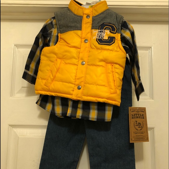 yellow shirt matching jeans